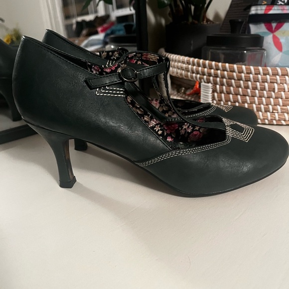 Bettie Page by Ellie Green Mary Jane Heels with Floral Lining Retro Size 10 - Picture 1 of 9